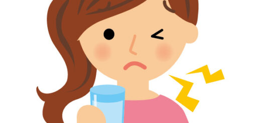 イラスト素材：歯が沁みる女性